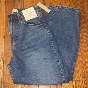 Abercrombie and Fitch jeans 
The 80’s mom jean 
26  short jeans worn once